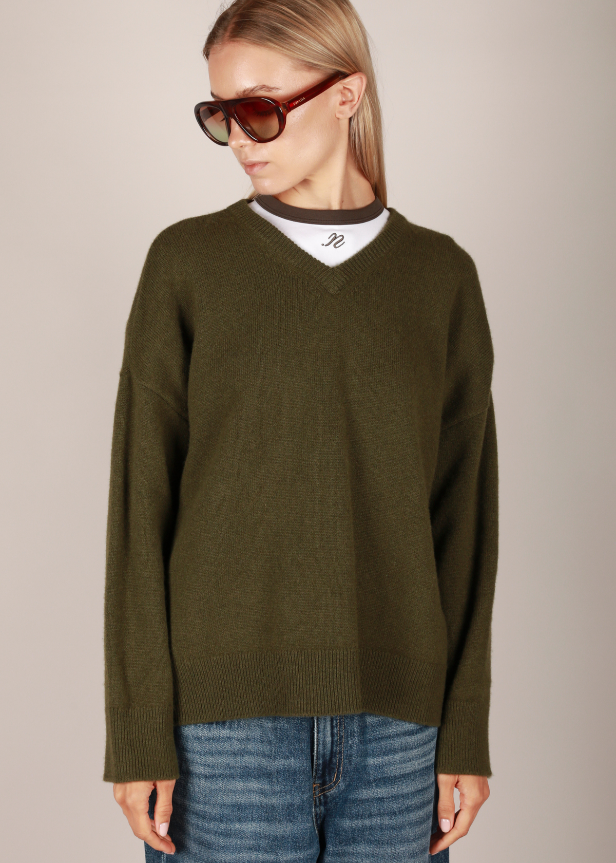 NOTED Antwerp, Denia knit in Khaki. A V-neck thick everyday knit with longsleeves.